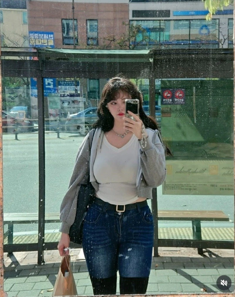 성인웹툰 작가도 요새는 몸매되야 그리는듯